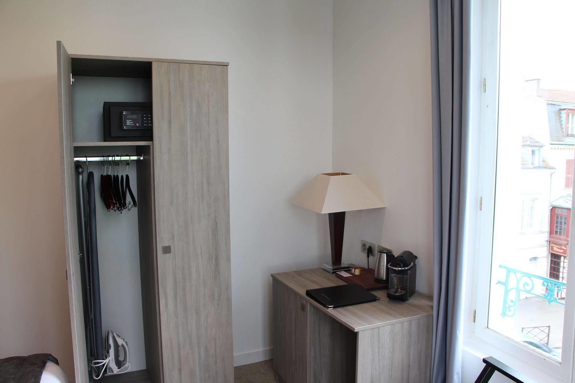 Hotel L'Esturgeon Poissy Zewnętrze zdjęcie