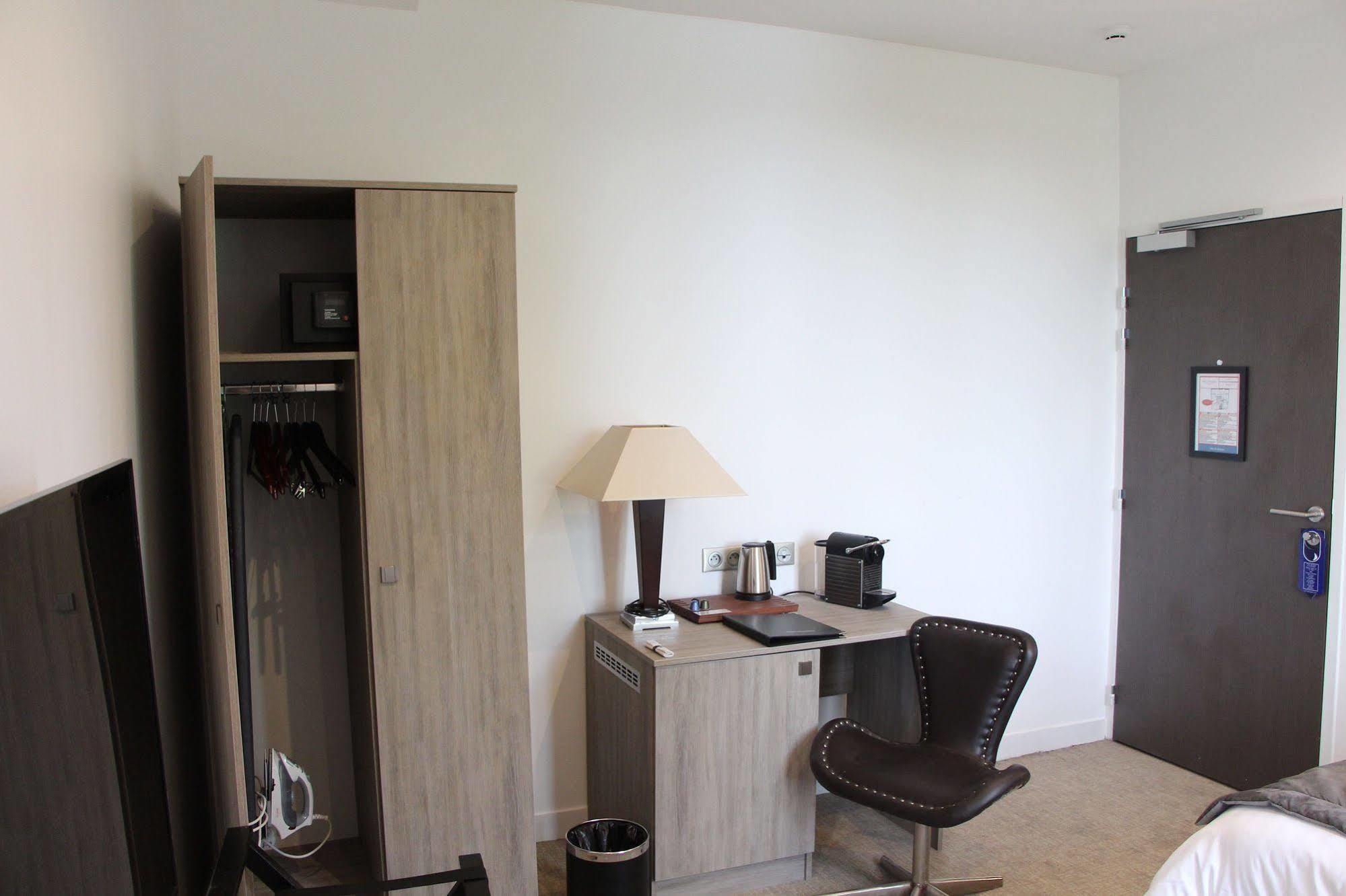 Hotel L'Esturgeon Poissy Zewnętrze zdjęcie